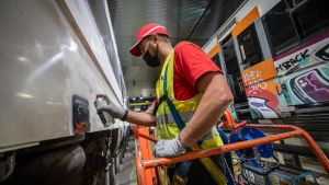 Renfe triplicará las estaciones de Rodalies preparadas para limpiar graffitis de los trenes