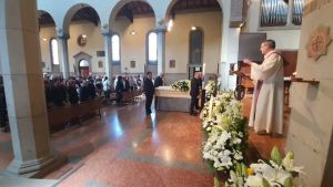 Sub morto alle Maldive, a Padova chiesa gremita per l’ultimo saluto a Gianluca Benedetti