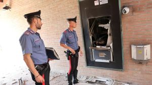 Assalto esplosivo al bancomat e spaccata con auto-ariete, ma il bottino è ‘segnato’