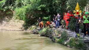 Si tuffa nel torrente, ma non riemerge più: muore ragazzo di 14 anni