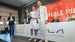 Kimi Antonelli, l’arrivo a sorpresa in elicottero a Imola e il premio: “Ho i piedi ben saldi a terra”
