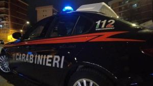 Follia in via Gulli: ferisce un uomo e si scaglia contro le divise