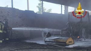 Incendio a Osimo, a fuoco un mezzo agricolo