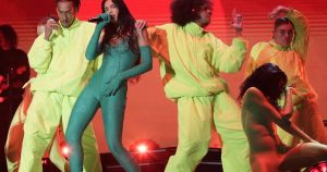 ‘17.000 fans maakten Dua Lipa recht in haar gezicht uit voor hoer — en niemand trok er zijn wenkbrauwen bij op’