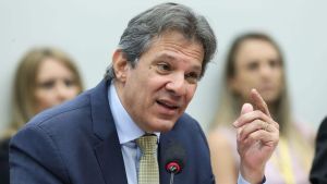 A agressiva e elegante resposta de Haddad à traição dos irmãos Bolsonaro