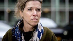 Van Bruggen onwel door hitte bij herdenking geweldslachtoffers