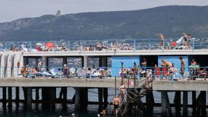 Bagno e tintarella: code agli stabilimenti triestini in attesa dell’apertura di stagione