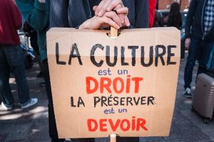 À Paris, le monde de la culture fait front contre Bolloré devant l’Olympia