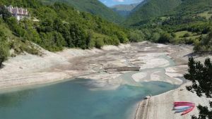 Il lago di Fiastra si abbassa di 8 metri. “Riaffiora l’antico borgo sommerso”