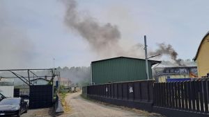 Sannazzaro, incendio di rifiuti in un capannone dello stabilimento Rigenio