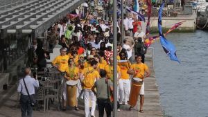 Maxi bandiera della pace: oltre 500 persone al porticciolo di Monfalcone