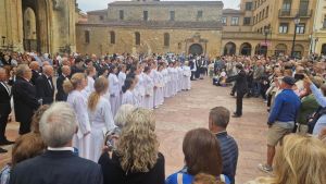 Emotivo himno de Asturias en pleno centro de Oviedo: el Orfeón Donostierra triunfa en compañía de la gaita