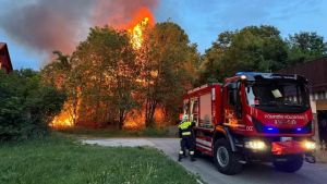 Incendio all’ex hotel Posta a Camporosso