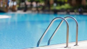 Bambino di 15 anni muore in piscina: era in trasferta con la squadra di calcio