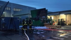 Incendio in uno stabilimento della Henkel: colonna di fumo nero
