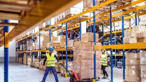 Logistica, ombre sul futuro: per il 60% l’IA è un rischio. Un lavoratore su quattro non arriva a 1.500 euro