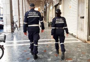 Livorno, manda all’ospedale tre vigili poi tenta di derubare un disabile