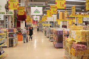 Livorno, fermato mentre ruba due luci a led da Leroy Merlin