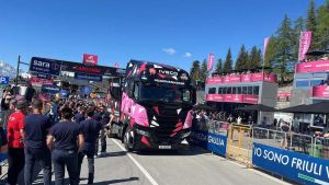 Dietro le quinte del Giro, davanti alla corsa. L’uomo che per primo passa sulle strade rosa