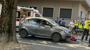 Voghera, anziana coppia travolta sulle strisce. Lui teneva per mano lei, ipovedente. Centrati da un’auto, sono gravissimi
