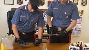 Minaccia due connazionali con i coltelli e sfida i carabinieri in un appartamento a Codroipo