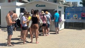 Ponte del 2 giugno, assalto alle spiagge del Veneto: code e ombrelloni esauriti
