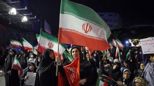 Iran, missile sui negoziati. Colpita base Usa in Kuwait. “Lo Stretto è nostro”
