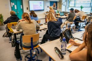 Skolelærere skal stoppe med at iføre sig tøj med budskaber, mener lærer: »Når vi underviser, er vi ikke private borgere«