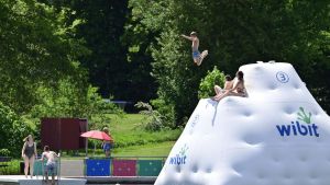 Bilderbuchwetter am Klosterweiher lockt viele Besucher an