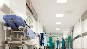 In coma per una partita di calcetto, 22enne batte la testa contro il muro a bordo campo