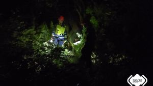 Va a pescar al río Llibardón, en Colunga, y tiene que pedir ayuda para salir de la espesura, al estar en una zona en pendiente y con vegetación frondosa