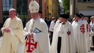Das sind tatsächlich offizielle Ritter in Konstanz! Prozession führt mitten durch die Stadt