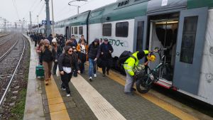 Treni, un’estate di disagi: da giugno tagli e bus sostitutivi