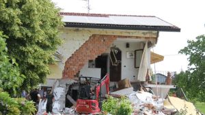 Esplode una bombola nel garage di casa, morto un uomo di 65 anni