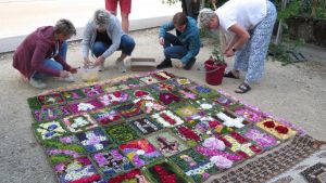Neue Bräuche zu Fronleichnam: Vielteiliges Mosaik fügt sich zum Blumenteppich