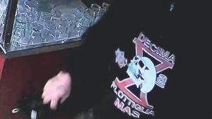 Livorno, svaligiato il bar “Il Dollino” in piazza Grande: uno dei ladri aveva la maglia della Decima Mas