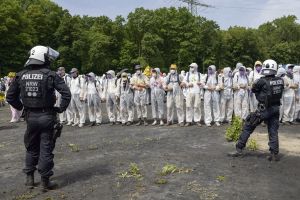 Contre la construction de nouvelles centrales à gaz, les écolos du mouvement « Ende Gelände » repartent au charbon
