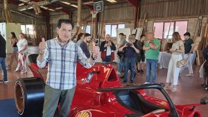 Alejandro Méndez, popular carpintero de La Roda, ante su creación más perfecta: su nuevo modelo de Fórmula 1 en madera parece casi real
