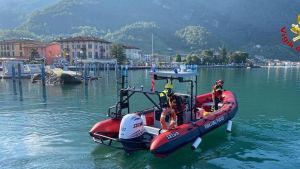 Si tuffa e non riemerge: 19enne morto annegato nel lago d’Iseo /