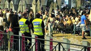 Movida e sicurezza: gli steward fanno la “scorta” dal centro ai parcheggi limitrofi