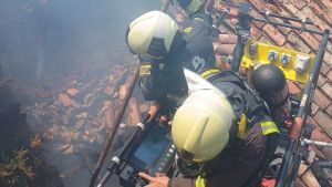 El incendio de un edificio abandonado en Infiesto pone en riesgo a una vivienda habitada