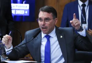 Adriano da Nóbrega e Rodrigo Bacelar, os amigos do peito de Flávio Bolsonaro