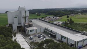 El secreto de la fábrica de pienso ecológico única en España que lleva casi un cuarto de siglo funcionando en Valdés y que abastece a 300 ganaderías de todo el Noroeste y Portugal