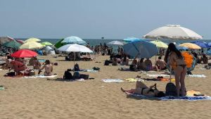 Jesolo, botte da orbi sulla spiaggia tra bande di ventenni. De Zotti: «Daspo per tutti»