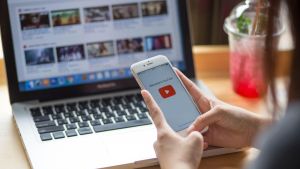 Competencia estrecha el cerco sobre los vídeos de grandes ‘influencers’ en Youtube y Twitch para proteger a los menores