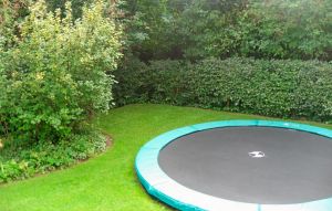Så tæt må en trampolin stå på naboen