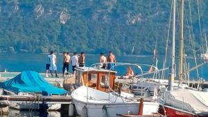Così Lario, Iseo e Garda sono diventati terra di conquista dei maranza: padroni dei “treni del lago” e scatenati sulle spiagge e nei porti /