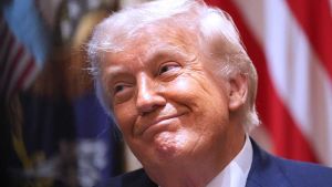 Elephant Trump. Un bestione fuori controllo rinchiuso in una cristalleria: appena si muove, qualcosa va in pezzi