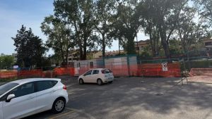A Grado la rivolta dei residenti in zona Squero: «Il cantiere per il ponte ciclabile ha tagliato i posti auto»