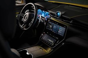 Auto, ecco come sta cambiando il linguaggio del lusso: tra comfort e velocità